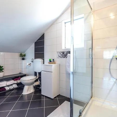 Holiday home Amazing In With Wifi Vrlika