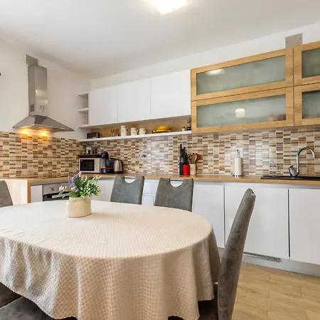 Holiday home Amazing In With Wifi Vrlika